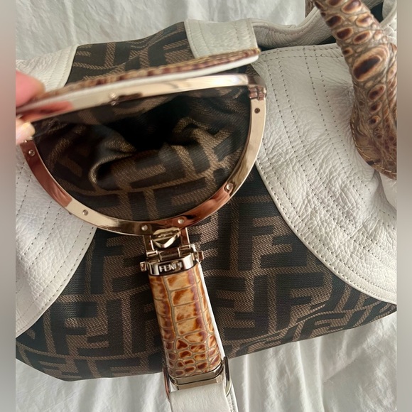 👑✅PRICE FIRM✅ Beautiful Large White and Brown Spy Bag - Picture 8 of 17